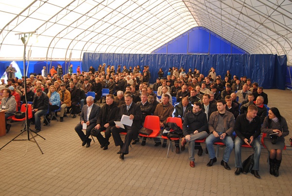 Doc22.ru Несколько сот фермеров собрались, чтобы выслушать власть и экспертов.