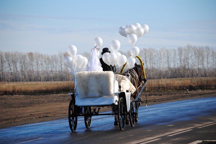 Doc22.ru Первой после официального открытия по дороге к Белокурихе-2 проехала колесница «хозяйки Беловодья».