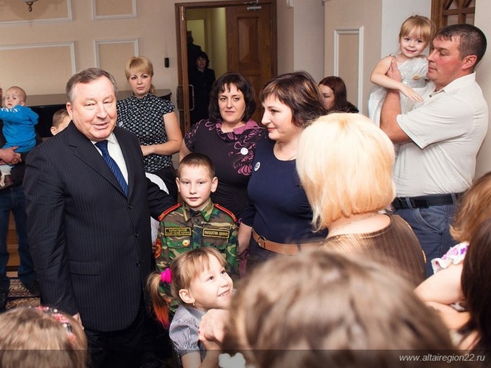 Недавно губернатор Карлин вручил жилищные сертификаты молодым семьям. Всего в этом году их получили около 400 семей. Фото официального сайта Алтайского края.