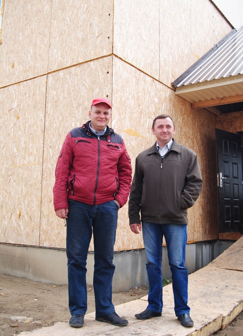 Заместители Орлова по строительству - Павел Шишкин (слева) и по производству  - Максим Золотарев лично контролируют строительство нового жилья.