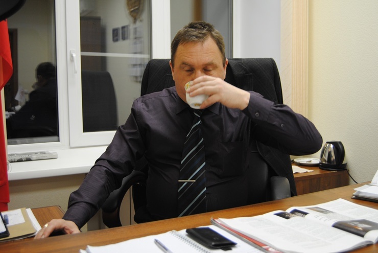 Андрей Щукин безуспешно пытается бороться с запахом фекалий, который мешает жириновцам заниматься политической работой. Фото Doc22.
