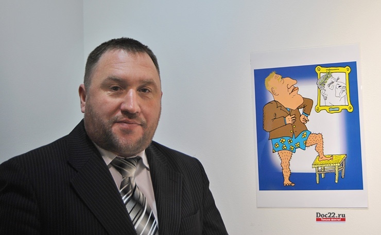 Doc22.ru Андрей Щукин всегда иронически относился к своему образу. На выставке политической карикатуры, январь 2012 года. Фото из архива Doc22.ru