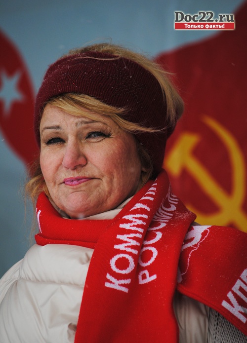 Doc22.ru Депутат ГД Нина Останина приехала на Алтай окормлять свой будущий электорат. На избирателей произвели особое впечатление ее гламурные красные ботинки.  