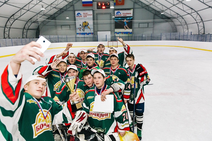 Юношеская хоккейная команда села на ледовой арене «Бочкари»