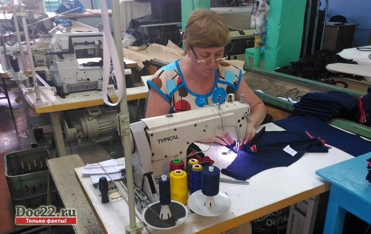 Doc22.ru В настоящее время только в Барнауле товары для детей производят более 50 компаний. С 2013 года их число выросло в 1,5 раза. Одно из наиболее востребованных направлений - пошив школьной одежды.