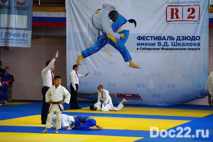 Doc22.ru В турнире принимают участие молодые спортсмены от 10 до 17 лет.