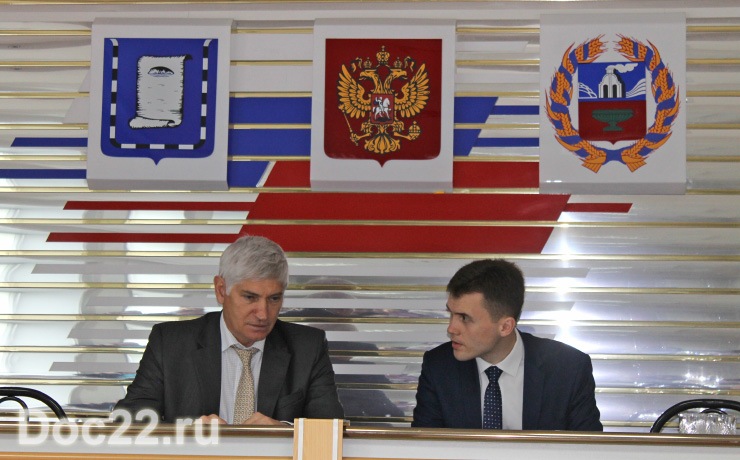 Doc22.ru Виктор Мещеряков (слева) и Максим Цыганков обсудили дальнейшее сотрудничество Алтайского края с Фондом развития моногородов. 