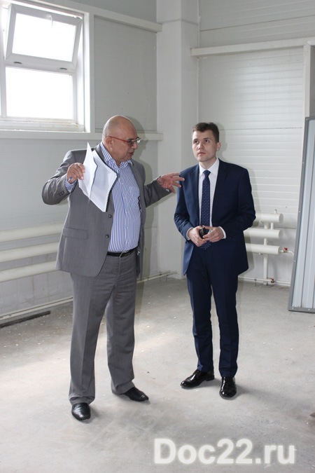 Doc22.ru Сергей Мухортов (слева) показал представителю ФРМ строящуюся фабрику по переработке растительного сырья. 