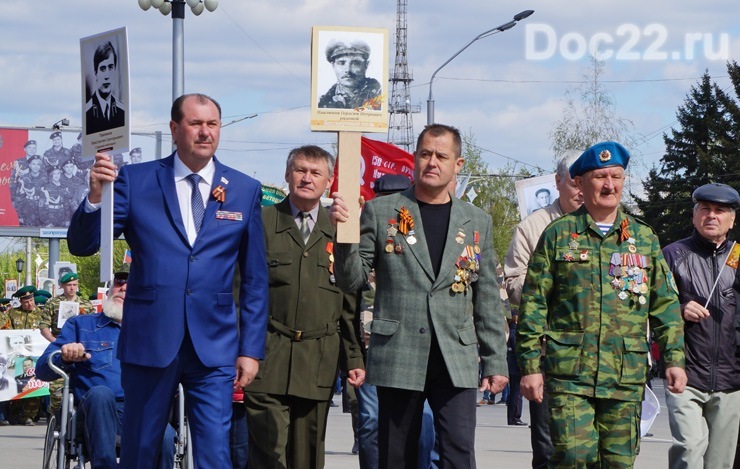 Doc22.ru Сергей Завалихин (крайний слева) в колонне «Бессмертного полка» (Барнаул, 9 мая 2017 года). Фото из архива Doc22