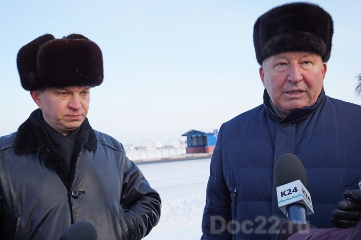Doc22.ru Александр Карлин (справа) призвал главу Павловского района Антона Воронова активнее развивать дорожную и туристическую инфраструктуру муниципалитета. 