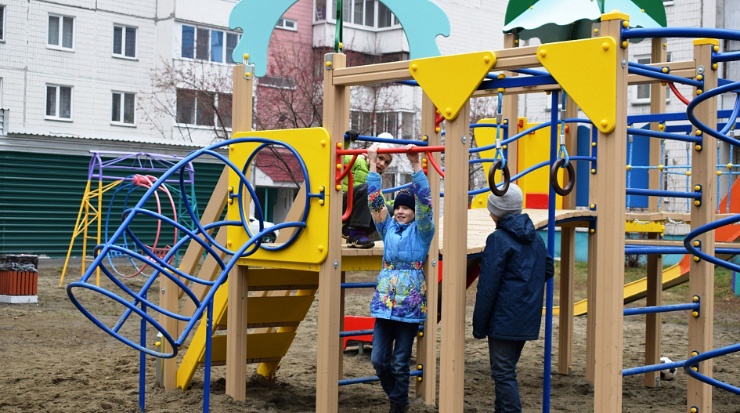 Doc22.ru В прошлом году в Барнауле по программе «Комфортная городская среда» было благоустроено 106 дворовых территорий. Фото пресс-центра администрации Барнаула