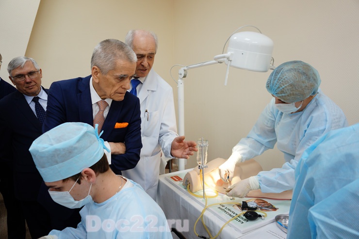 Doc22.ru Геннадий Онищенко ознакомился с работой только что открывшегося в Алтайском крае симуляционного центра хирургического профиля.