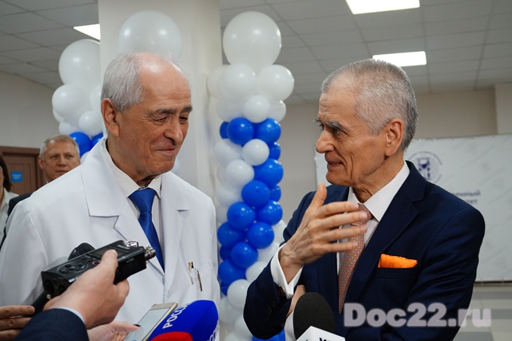 Doc22.ru Яков Шойхет (слева) рассказал Геннадию Онищенко, что создание Симуляционного центра — это лишь один из компонентов тех перемен в медицине, которые проходят сегодня на Алтае.