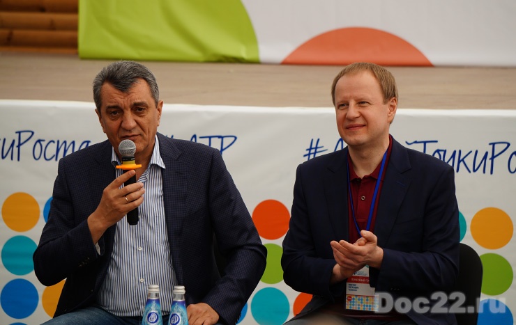 Doc22.ru Сергей Меняйло (слева) и Виктор Томенко поприветствовали участников юбилейного форума «Алтай. Точки Роста».