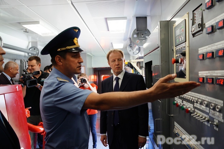 Doc22.ru Виктор Томенко осматривает современное оборудование на пожарном поезде в Новоалтайске