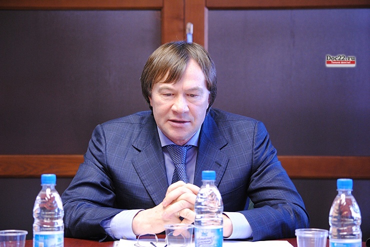 Doc22.ru Выступая на круглом столе, Александр Терентьев выразил сомнения в необходимости Госдумы, региональной власти и муниципальных районов. 