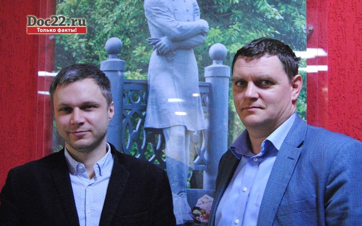 Doc22.ru С чего начинается «Родина»?: партийные эмиссары побывали в Барнауле (слева – Алексей Петровичев). 