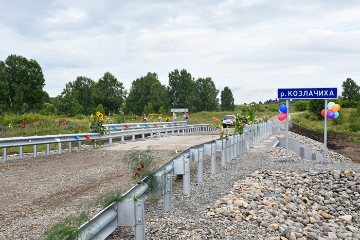 По новому мосту уже открыли движение автомобилей. Фото Главстрой Алтайского края.