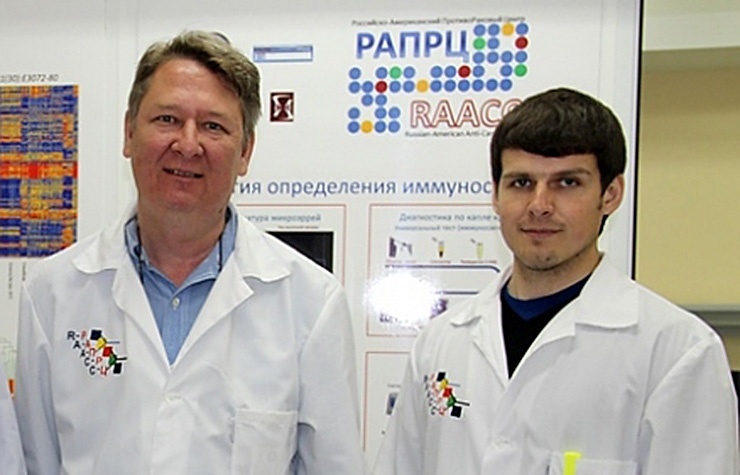 Doc22.ru Андрей Шаповал (слева) и Степан Подлесных работают над созданием эффективного метода ранней диагностики и лечения рака. Фото АлтГУ