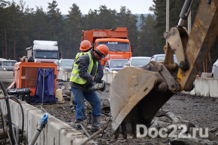 Doc22.ru На путепроводе полным ходом идут работы по демонтажу старых конструкций.