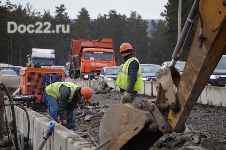 Doc22.ru В Барнауле с марта полным ходом идут работы по реконструкции путепровода на объездной дороге в обход города. 