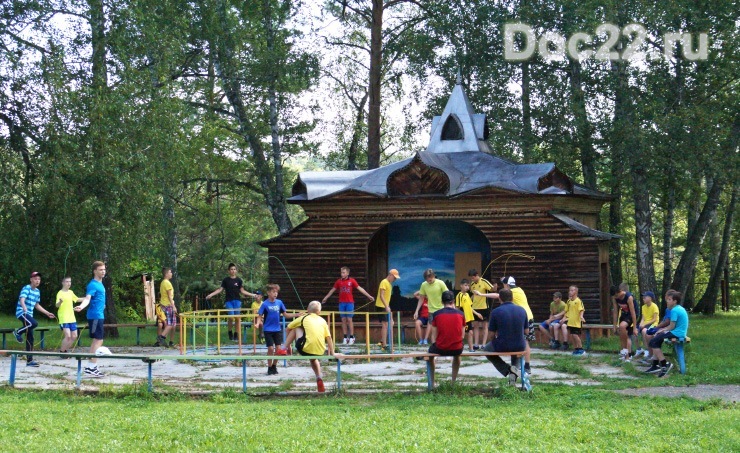 Doc22.ru В лагерях организованы спортивные и нравственно-эстетические занятия школьников, проходят профильные смены.