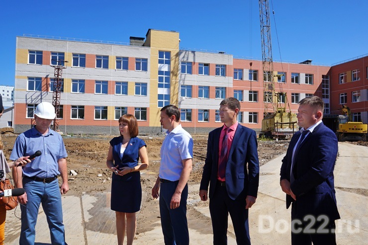 Doc22.ru Ход строительства новой школы в Барнауле проинспектировали представители Минобрнауки и депутаты разных уровней.