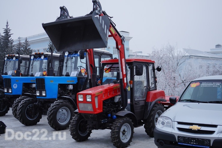 Doc22.ru Лучшие предприятия и работники отрасли по традиции были награждены новой сельхозтехникой и автомобилями.