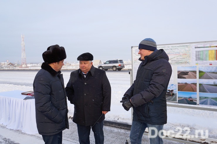 Doc22.ru Дмитрий Коровин, Василий Мотуз и Николай Данилин (слева направо) обсуждают перспективы дорожного строительства в крае.