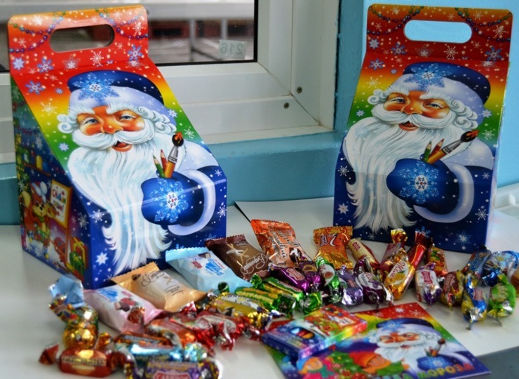 Doc22.ru В Алтайском крае подготовлено почти 120 тысяч новогодних Губернаторских подарков, в которые составлены из алтайской продукции для детей. Фото Алтайпищпром